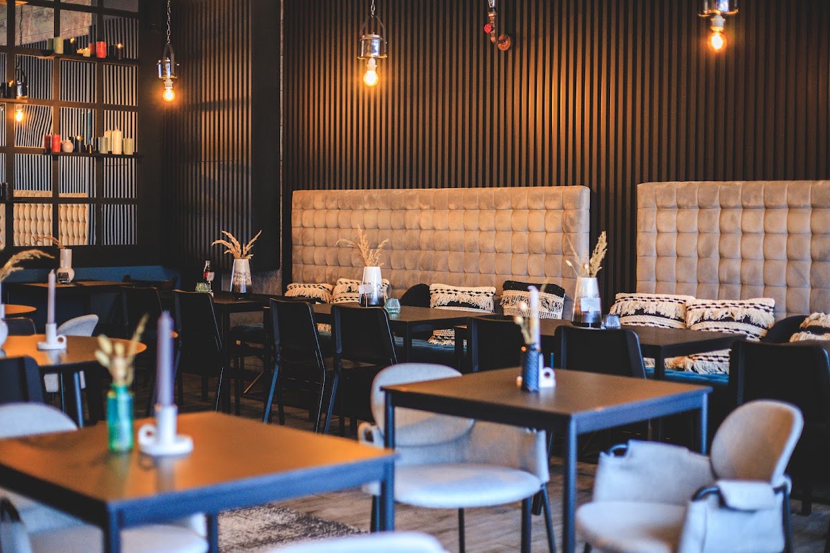 ZAUFAJNI Food & Cocktail Bar - zdjęcie 1